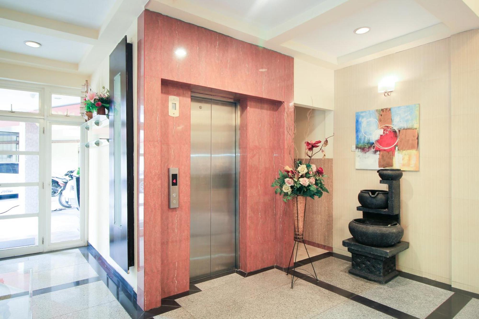 Super Oyo Capital O 175 K-60 Residence Surabaya Eksteriør billede